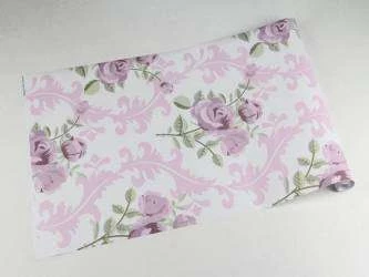 Papel de parede floral com rosas e ramos lilás