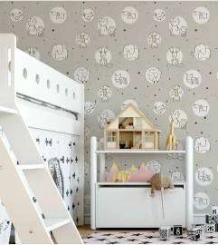 Papel de parede em tons claros com bichinhos