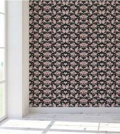 Papel de parede floral com rosas e fundo preto