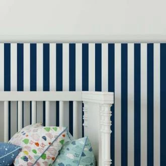 Papel meia parede azul marinho e branco com listras finas