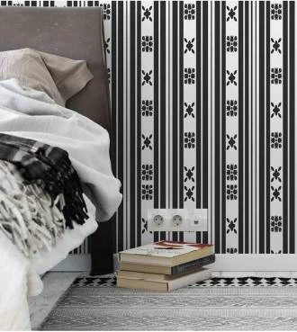 Papel de parede listrado branco e preto com detalhes