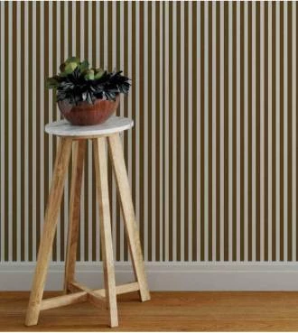 Papel de parede listrado em tons de marrom