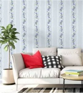 Papel de parede floral com fundo azul claro e detalhes branco flores em tons de azul com galhos verde - Encanto 18