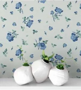 Papel de parede floral com fundo cinza claro flores e galhos na cor azul e folhas em tons de verde - Encanto 15