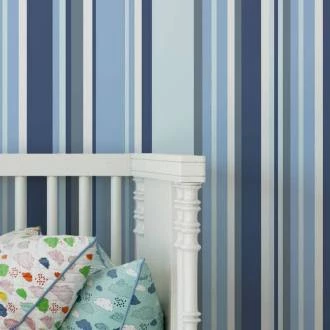 Papel meia parede listrado em tons de azul e branco