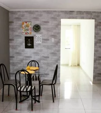 Papel de parede de tijolos acinzentado e branco