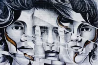 Papel de Parede Grafite Face Doors
