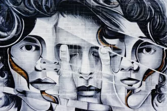 Papel de Parede Grafite Face Doors