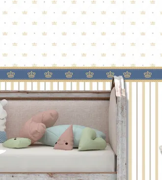 Papel de parede infantil com listras e faixa de coroa