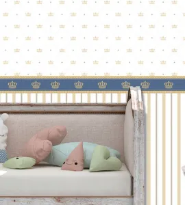 Papel de parede infantil com listras e faixa de coroa