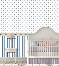 Papel de parede infantil com listras e faixa de coroa tons de azul 3592-8738