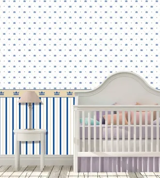 Papel de parede infantil com listras e faixa de coroa tons de azul
