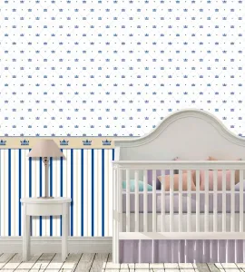 Papel de parede infantil com listras e faixa de coroa tons de azul