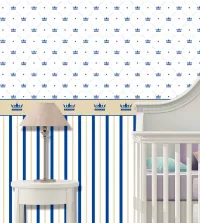 Papel de parede infantil com listras e faixa de coroa tons de azul 3592-8740
