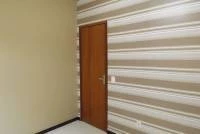 Papel de parede listrado em tons de marrom e bege 515-888